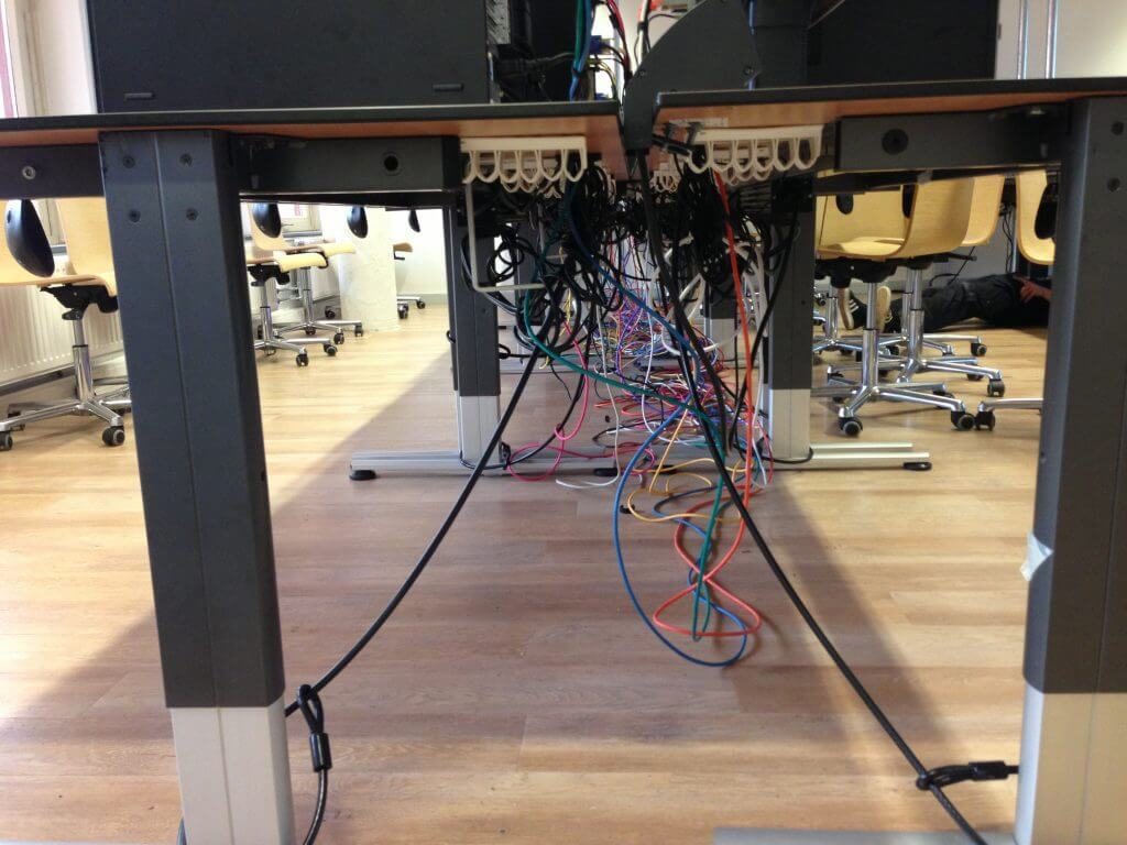 Wonderbaar Werkplekbekabeling: weggewerkte kabels - Fusernet ICT Services SF-15
